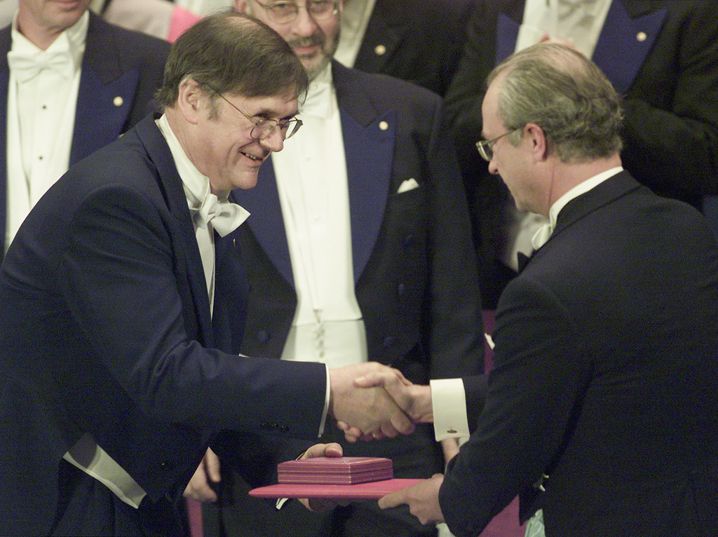 Timothy Hunt en 2001 recevant le Prix Nobel de médecine des mains du Roi de Suède.