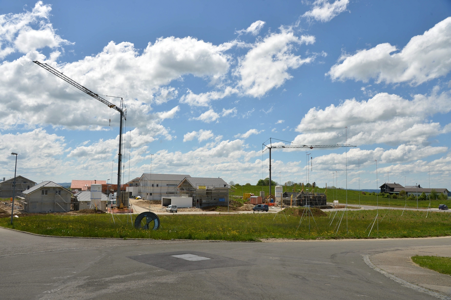 Le village des Bois se developpe tant sur le plan industriel que sur le plan immobilier ici construction de locatif et de villas
Les Bois 23 mai 2014.