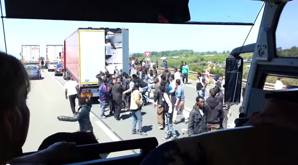 Sur une route près de Calais, une touriste a filmé des migrants qui essaient de passer en Angletterre.