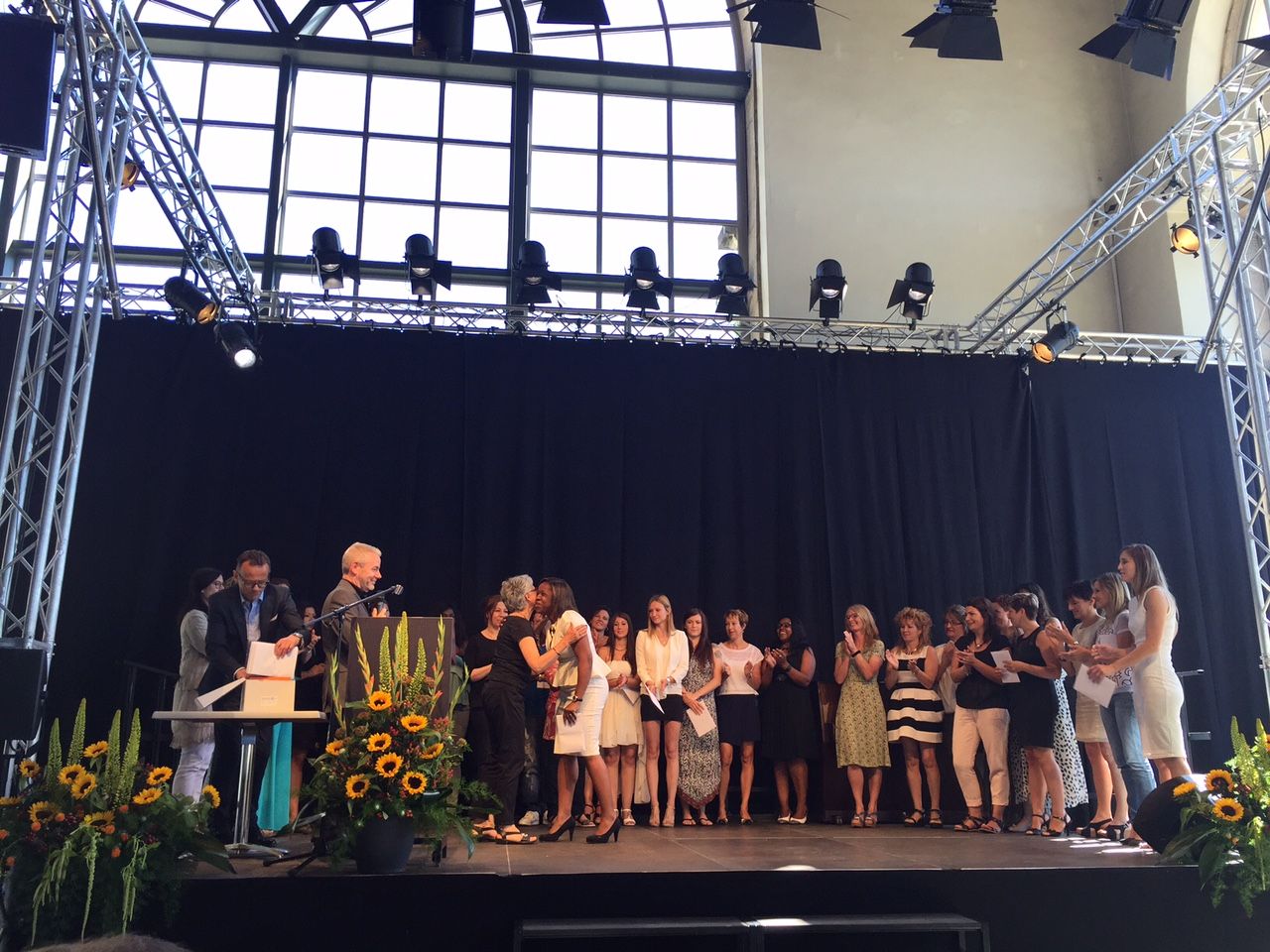 L'Usine électrique de La Chaux-de-Fonds accueille les cérémonies du Cifom, qui fête cette année ses 20 ans. Ici, ce mardi, des lauréat(e)s de l'Ecole Pierre-Coullery.