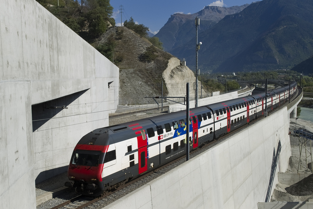 A passenger train heads for Loetschberg Base Tunnel near Visp in the canton of Valais, Switzerland, pictured on September 28, 2011. The railroad tunnel through Loetschberg Mountain constitutes an integral part of the New Railway Link Through the Alps NRLA. (KEYSTONE/Jean-Christophe Bott)

Un train voyageur passe le tunnel de base du Loetschberg en direction du Valais le 28 septembre 2011 dans la region de Viege. (KEYSTONE/Jean-Christophe Bott)