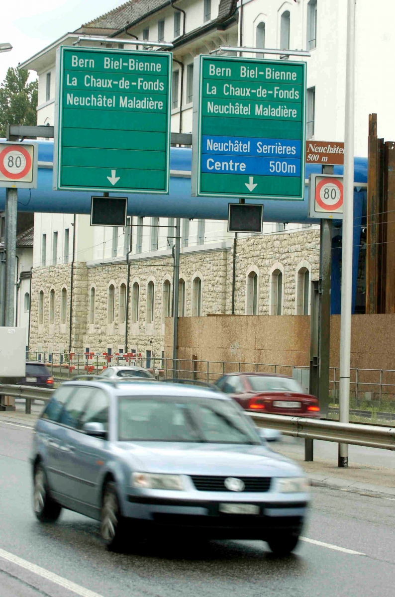 Le tronçon de l'autoroute A5 à Serrières passant devant le complexe de Philip Morris.
