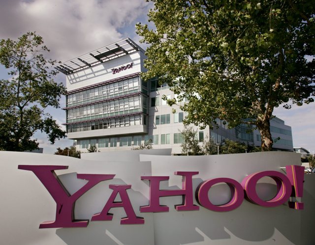 Le géant de l'inernet Yahoo! voit son directeur général s'en aller, pour des controverses dans son CV.