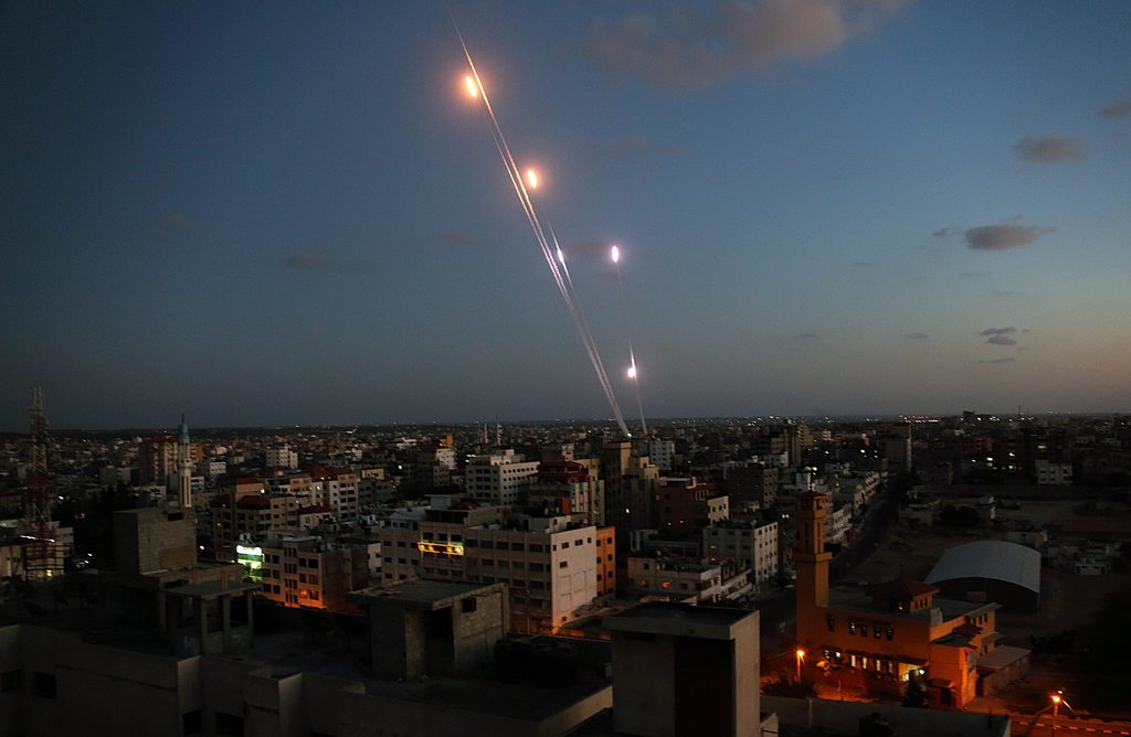 En juillet 2014, de nombreuses roquettes avaient été tirées depuis la bande de Gaza en direction d'Israël. Tsahal avait répliqué par des interventions terrestres et aériennes.