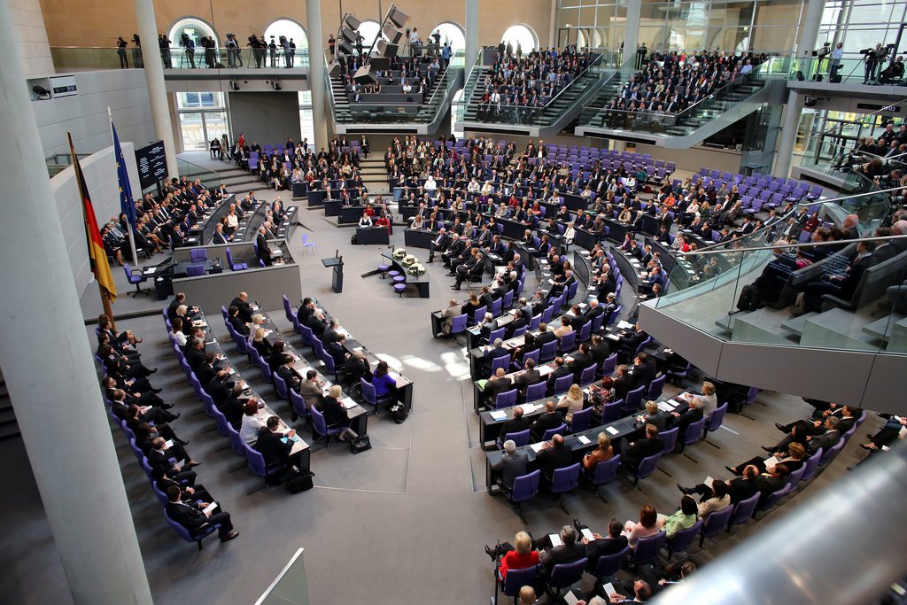 epa04737915 The members of the German Bundestag take part in an hour of remembrance in the Bundestag in Berlin, Germany, 08 May 2015. The members of  the Bundestag commemorated the end of WWII, 70 years ago.  EPA/WOLFGANG KUMM