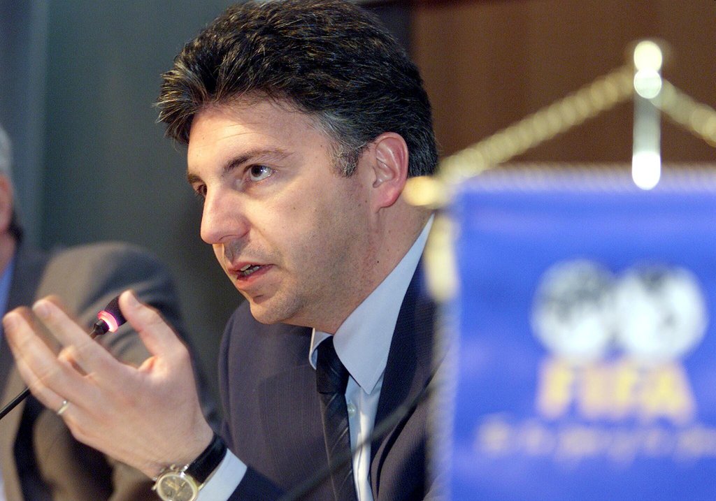Michel Zen-Ruffinen, Fifa  General Secretary, talks to journalists about ISMM and ISL bankrupt on April 18, 2001, in Zurich, Switzerland. (KEYSTONE/Franco Greco) === ELECTRONIC IMAGE ===