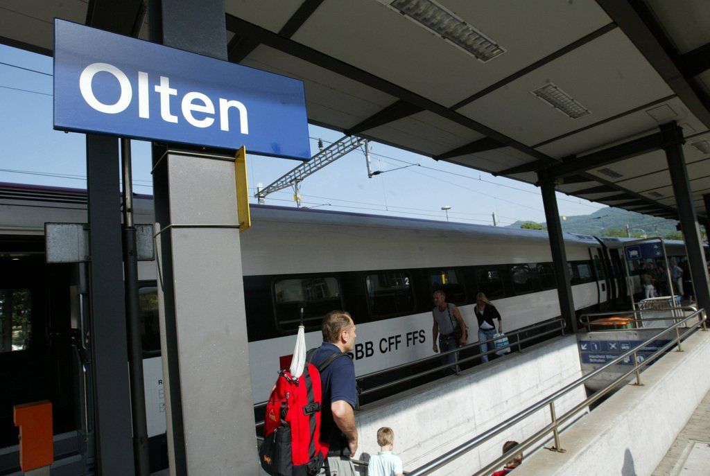 Ein IC Zug im Bahnhof Olten, am Samstag 17. Juni 2006. Die Stadt Olten und die SBB feiern am Samstag 17. Juni 2006 das 150 jaehrige bestehen der historischen Eisenbahnlinie Aarau-Olten-Emmenbruecke welche im Jahre 1856 eroeffnet wurde. Olten ist einer der wichtigesten Bahnverkehrsknotenpunkte der Schweiz. (KEYSTONE/Urs Flueeler)