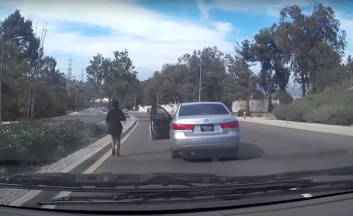 La jeune femme sort presque tranquillement de sa voiture qui continuera sa route avant de percuter plusieurs véhicules.