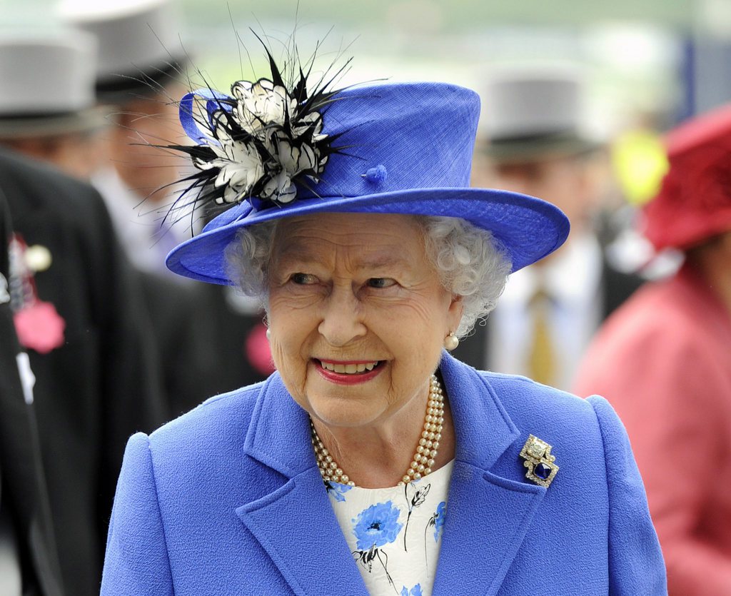 epa03246147 Britain's Queen Elizabeth II arrives at the Derby meeting at Epsom racecourse, near London, Britain, 02 June 2012. The classic horse race is the first engagement of this Diamond Jubilee central weekend which ends on 05 June and celebrates the 60th anniversary of Queen Elizabeth II's accession to the throne.  EPA/FACUNDO ARRIZABALAGA