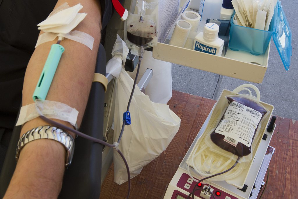 La pénurie de donneurs de sang à Genève a amené le Centre de transfusion sanguine des Hôpitaux universitaires genevois à prendre une mesure d'urgence.