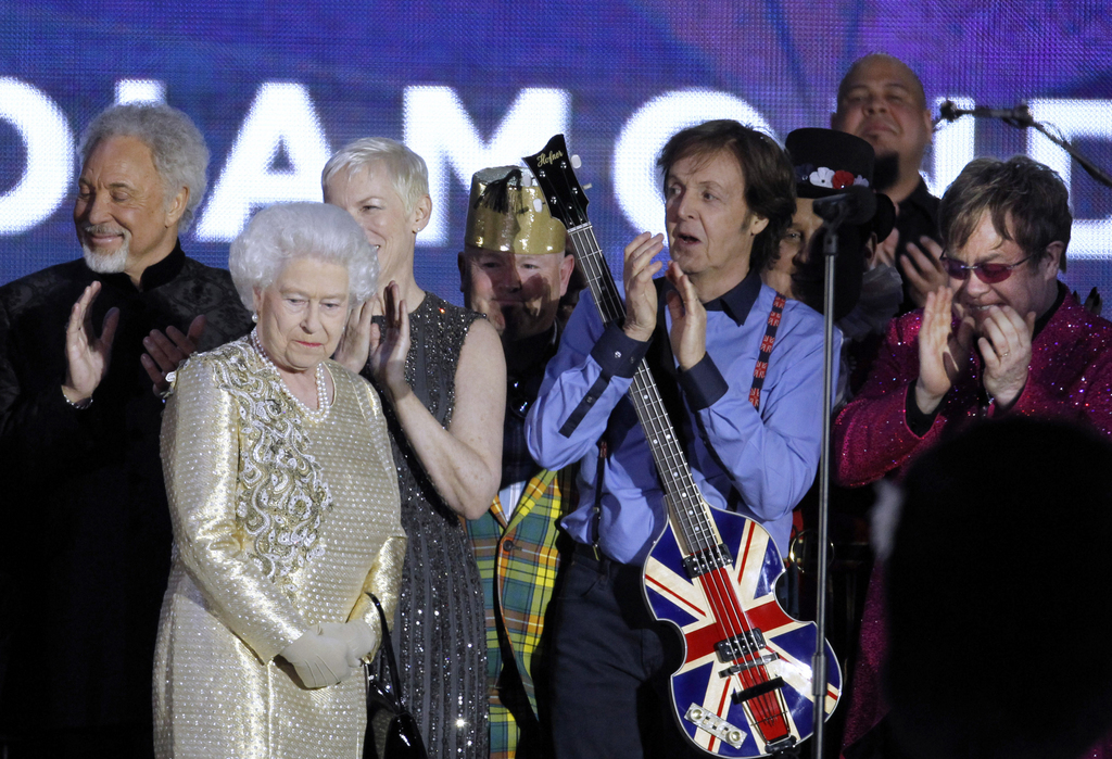 Elisabeth II (2e depuis la gauche) rejoint sur scène, les musiciens Tom Jones, Annie Lennox, Paul McCartney et Elton John (de gauche à droite) qui ont donné un concert pop devant 250'000 fans à Londres lundi à l'occasion du jubilé de diamant de la reine d'Angleterre.