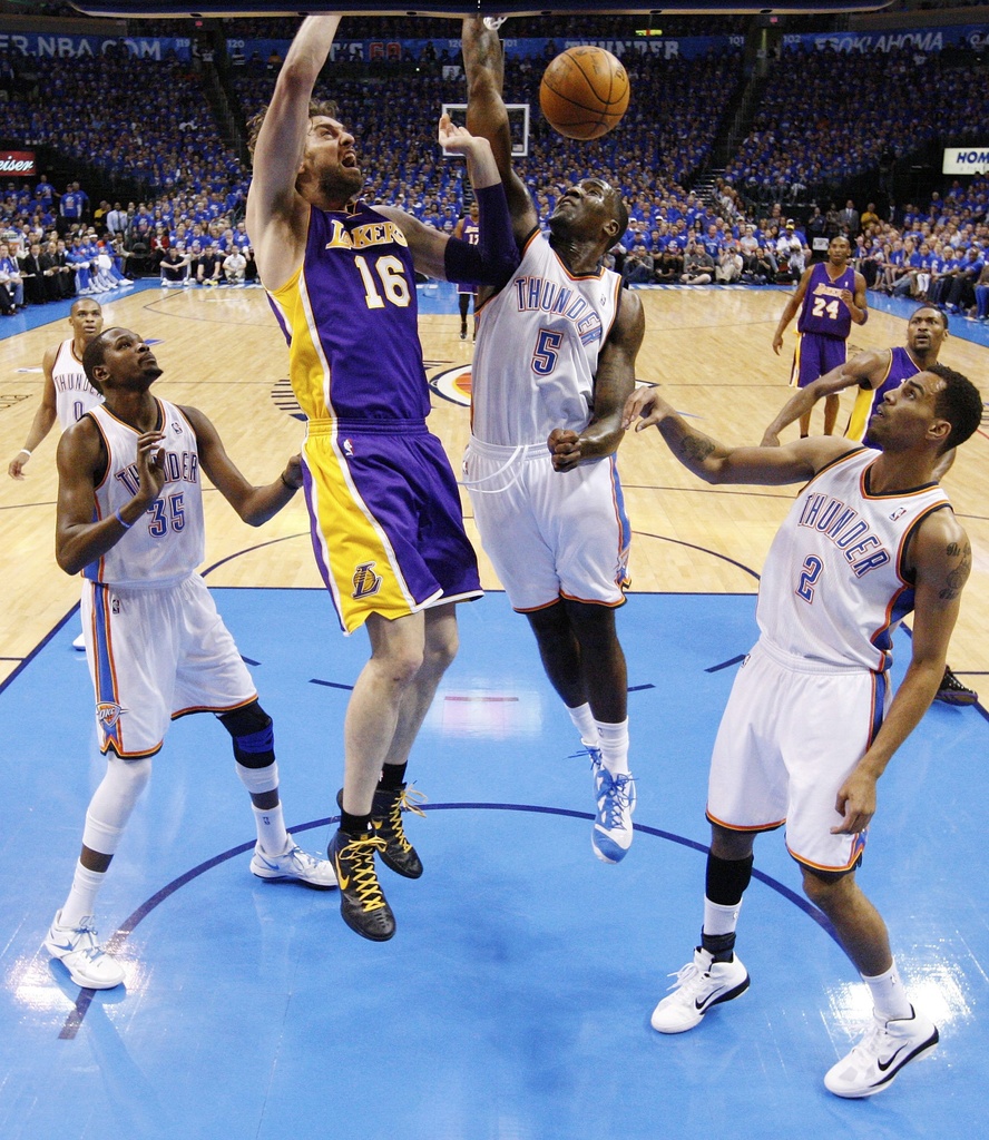 Pour la deuxième année consécutive, Oklahoma City disputera la finale de la Conférence Ouest. Le Thunder a éliminé les Lakers. Thabo Sefolosha (à droite) et ses coéquipiers ont remporté cette série 4-1.Au dunk pour les Los Angeles Lakers, Pau Gasol (16).