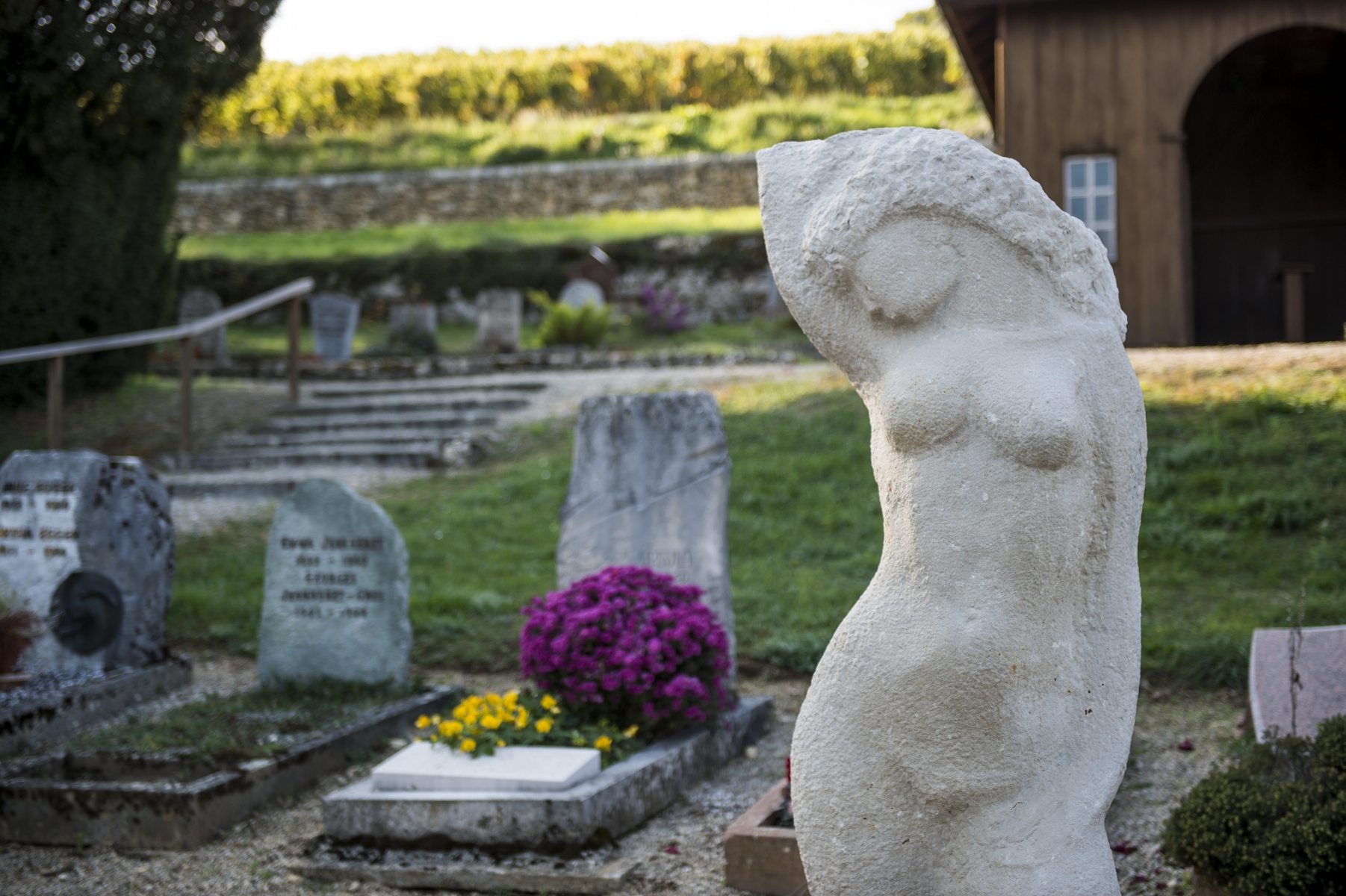 La statue au milieu du cimetière de Vaumarcus fait jaser.