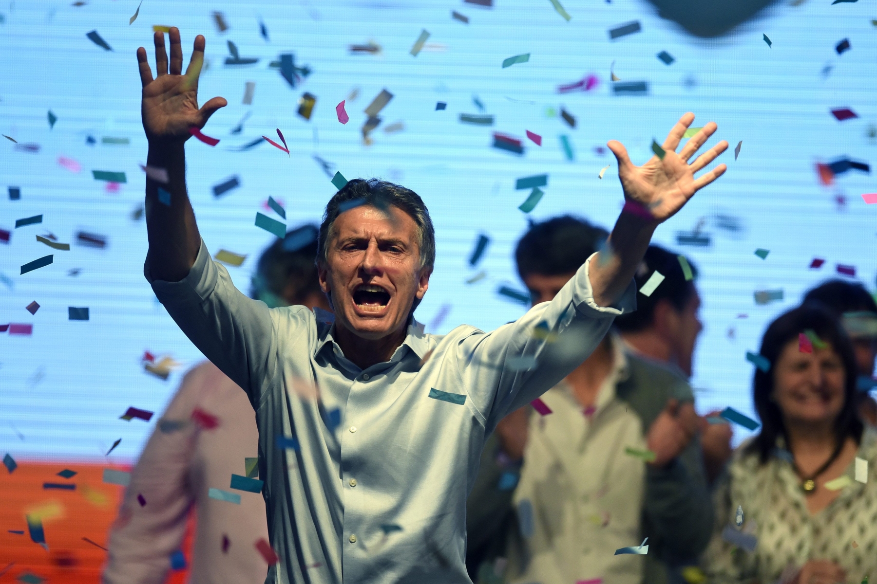 epa04996391 Argentinian presidential candidate Mauricio Macri (C) of the centre-right political coalition Cambiemos (Let's change) celebrates in front of supporters in Buenos Aires, Argentina, 25 October 2015. According to according to the polls, Macri came second in Argentina's presidential election, forcing a runoff against the ruling party of presidential candidate Daniel Scioli.  EPA/JUAN IGNACIO RONCORONI ARGENTINA ELECTIONS