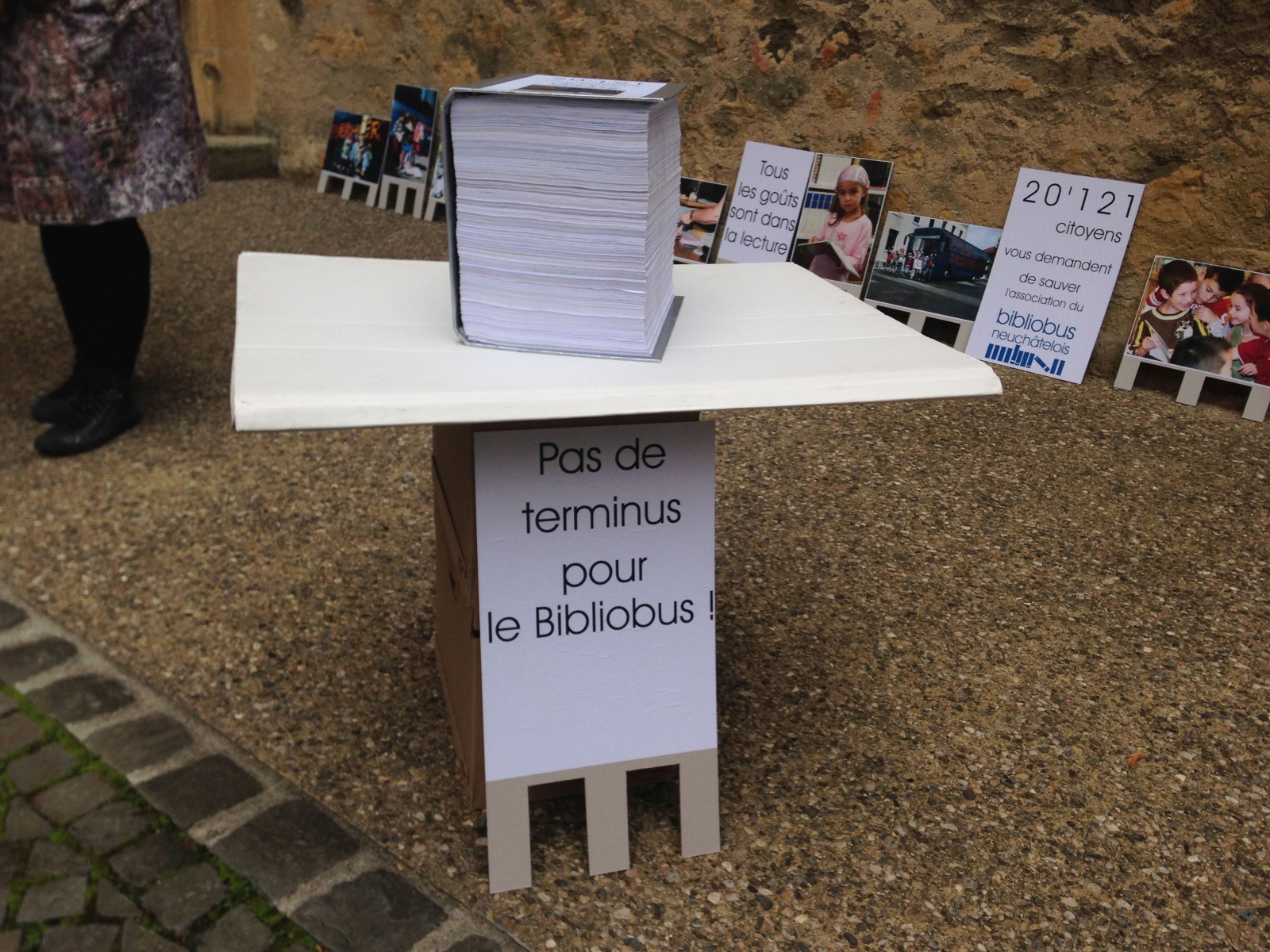La pétition pour sauver le Bibliobus a été remise ce vendredi matin à la Chancellerie cantonale.