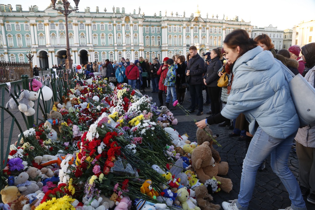 En Russie, les hommages aux 224 victimes se multiplient.