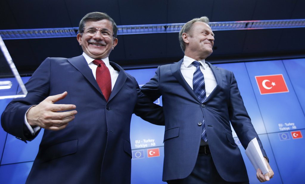 Le Premier ministre turc Ahmet Davutoglu (à gauche) est apparu très satisfait à l'issue de sa journée à Bruxelles.
