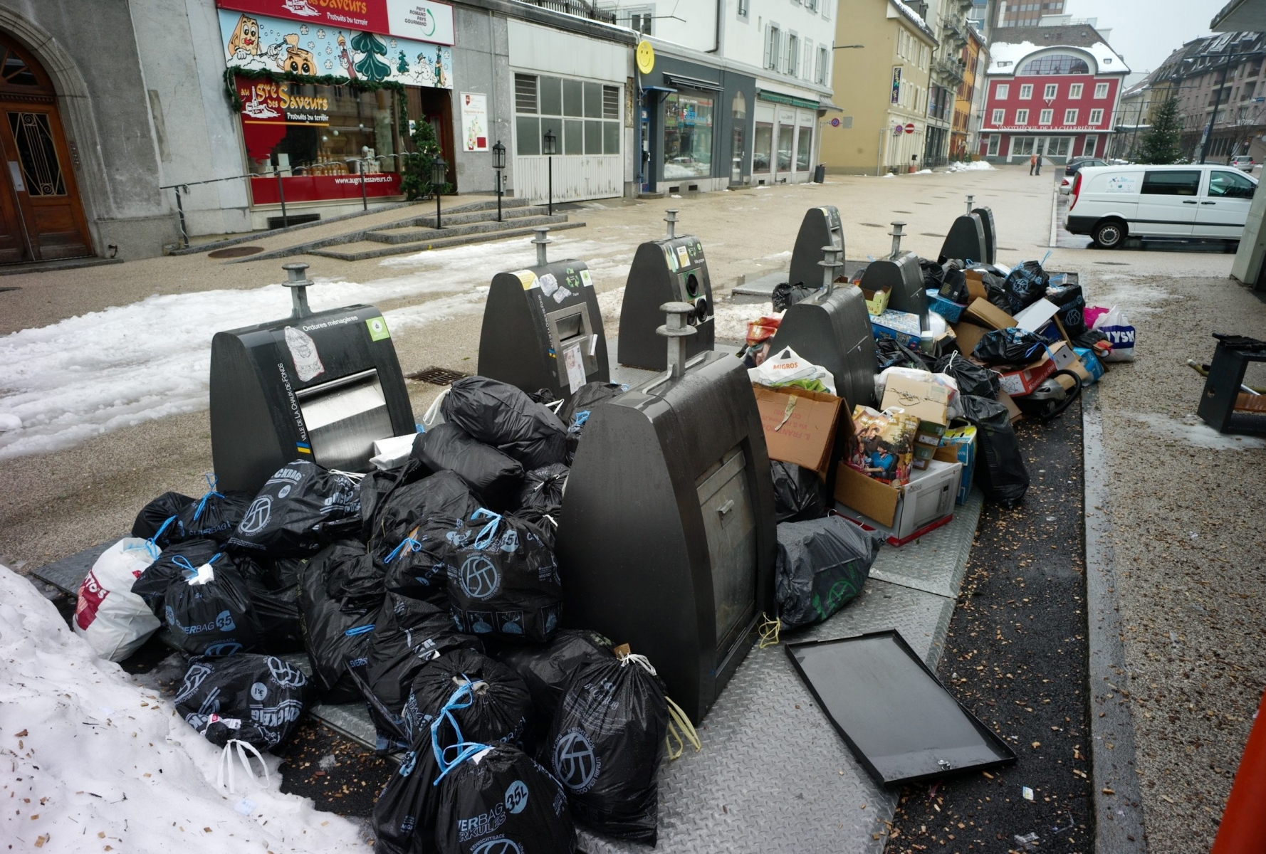 Place du Marche, amoncellement de poubelles autour des molocks avant l'introduction de la taxe au sac



LA CHAUX-DE-FONDS 01 01 2012

PHOTO: Christian Galley LA CHAUX-DE-FONDS