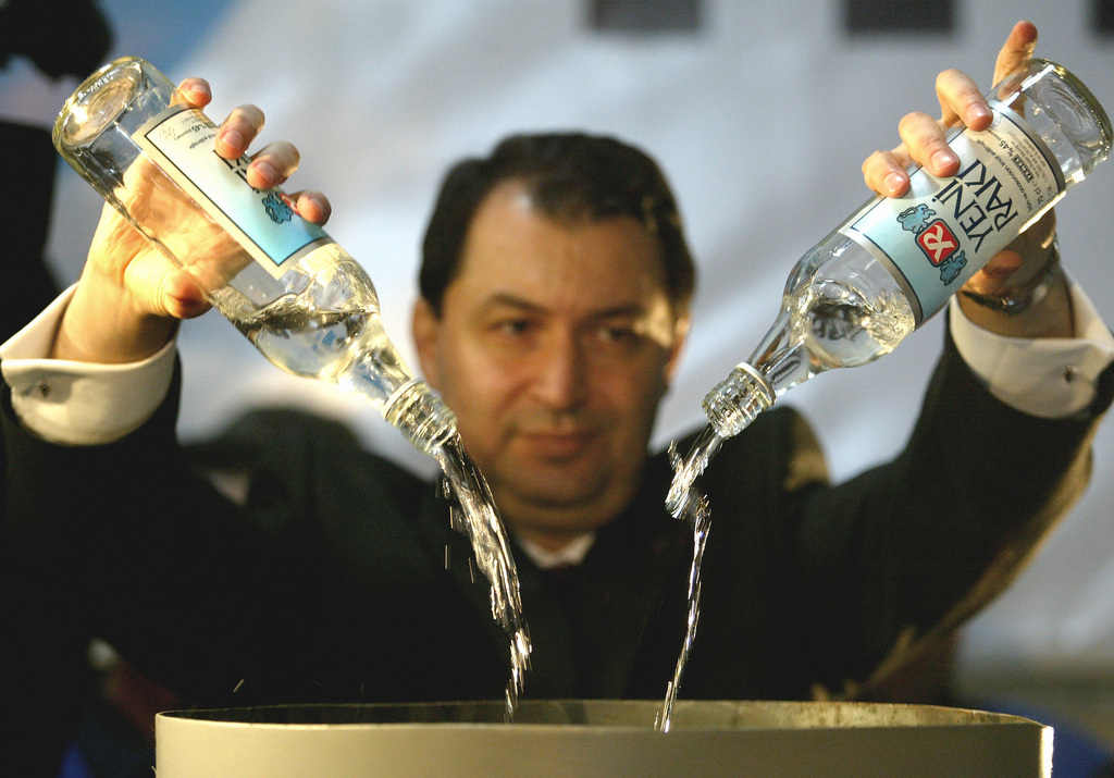 Galip Yorgancioglu, CEO de Mey Drinks, vide des bouteilles de raki impropres à la consommation.