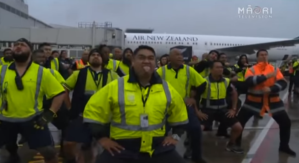 Le personnel de l'aéroport a dansé sous la pluie pour l'arrivée des All Blacks.