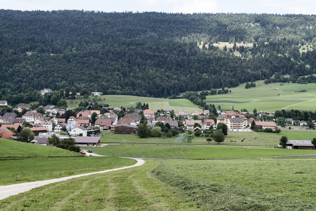 La Direction des travaux publics du canton de Berne avait admis le recours d'habitants de Courtelary et rejeté la demande de permis de construire de Swisscom.