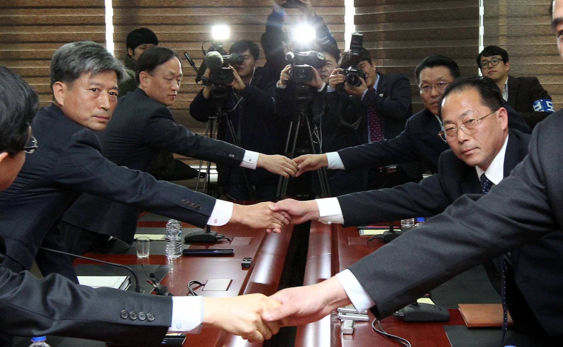 epa05064548 South and North Korean representatives to inter-Korean talks shake hands at the start of their meeting in the border city of Kaesong, North Korea, 11 December 2015. The high-level talks are part of an agreement from August for the two sides to try to ease cross-border tensions. At left is South Korea's Vice Unification Minister Hwang Boo-gi, and at right is Jon Jong-su, vice director of the secretariat of the North's Committee for the Peaceful Reunification of Korea.  EPA/YONHAP/POOL SOUTH KOREA OUT NORTH KOREA SOUTH KOREA DIPLOMACY