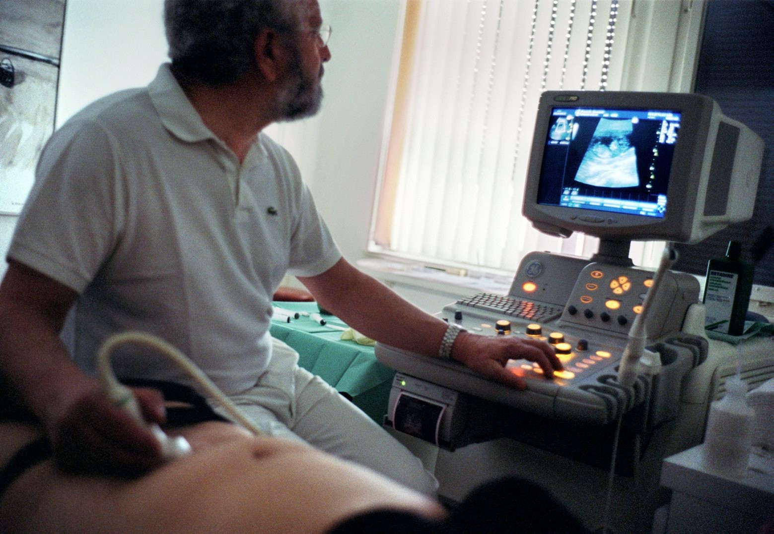 ARCHIV --- Ein schwangere Frau beim Ultraschall-Untersuch, aufgenommen im Juni 2001. - Jeder schwangeren Frau soll kuenftig ein HIV-Test nahe gelegt werden. Wie das Bundesamt fuer Gesundheit (BAG) in seinem juengsten Bulletin am Montag, 21. Mai 2007 schreibt, sollen Tests allgemein nicht mehr nur auf Wunsch der Patienten durchgefuehrt werden. Auch bei gewissen Krankheiten soll die Initiative vom Arzt aus gehen. (KEYSTONE/Gaetan Bally) SCHWEIZ SCHWANGERE HIV-TEST