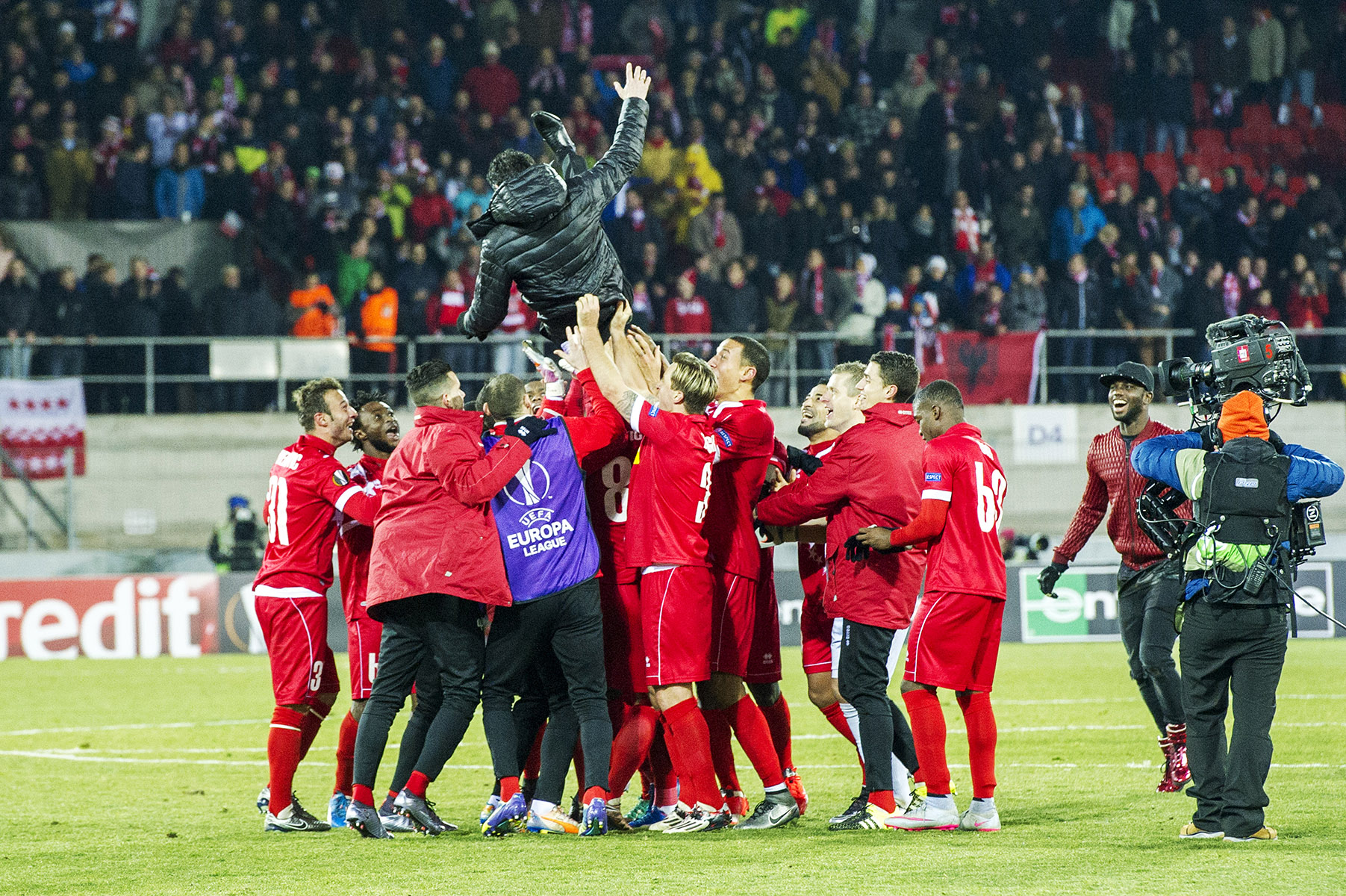 Les Sédunois portent en triomphe leur entraîneur après leur qualification pour le tour suivant en Europa League.