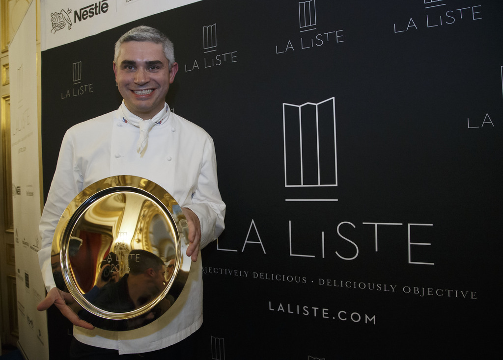 Benoît Violier pose ici avec son trophée de meilleur restaurant du monde, en décembre 2015.