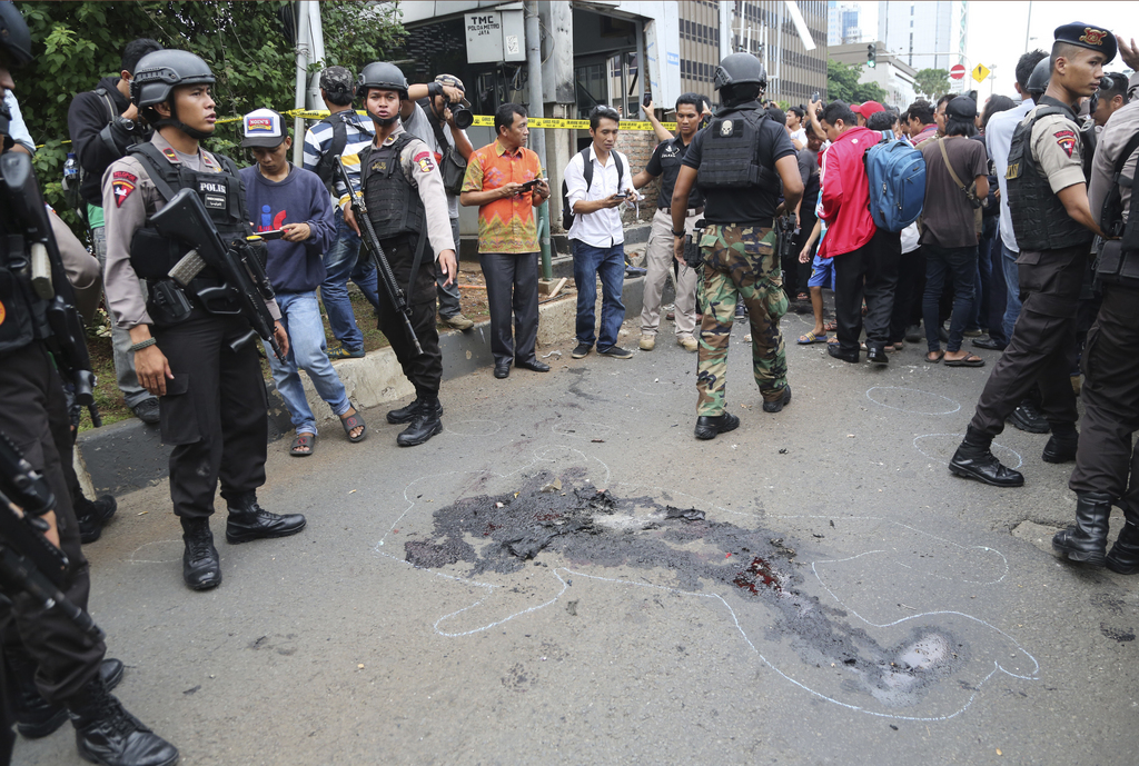 Des explosions et des coups de feu ont retenti jeudi matin à Jakarta, faisant deux victimes.