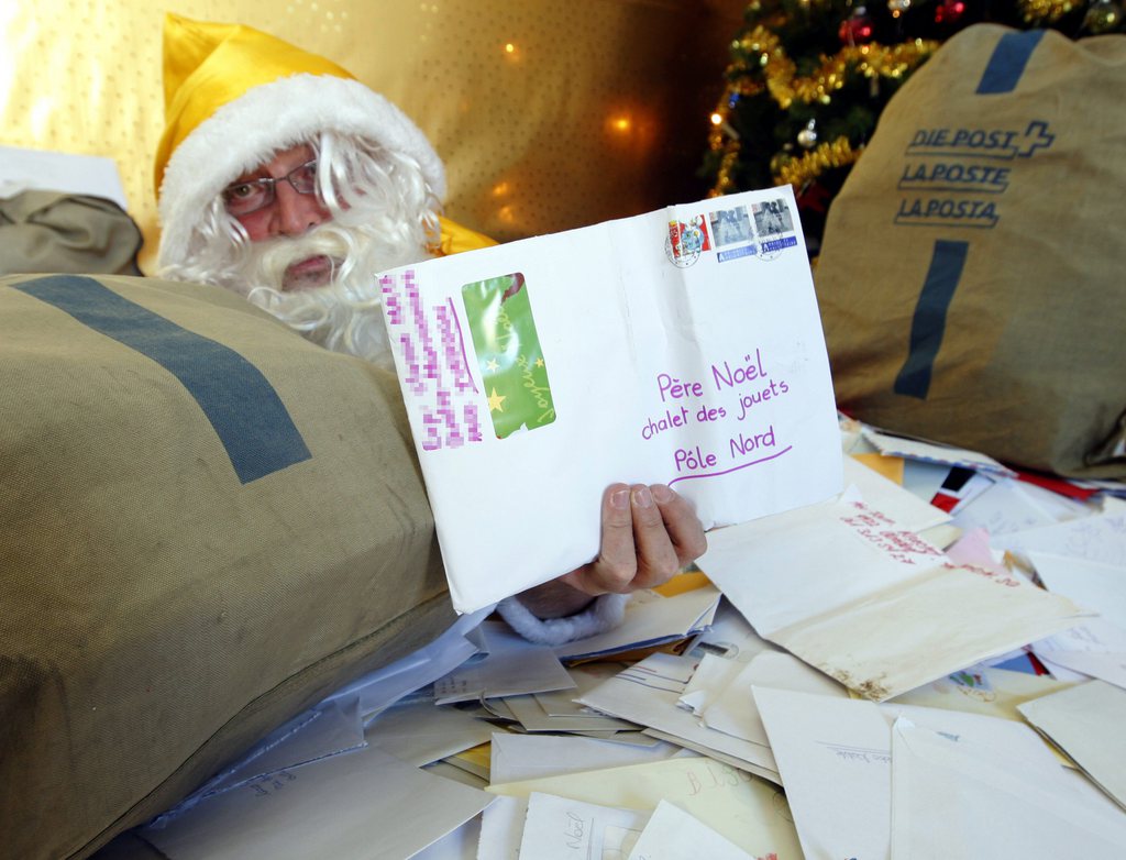 Beaucoup de boulot pour le Père Noël, mais aussi pour les employés de La Poste suisse.