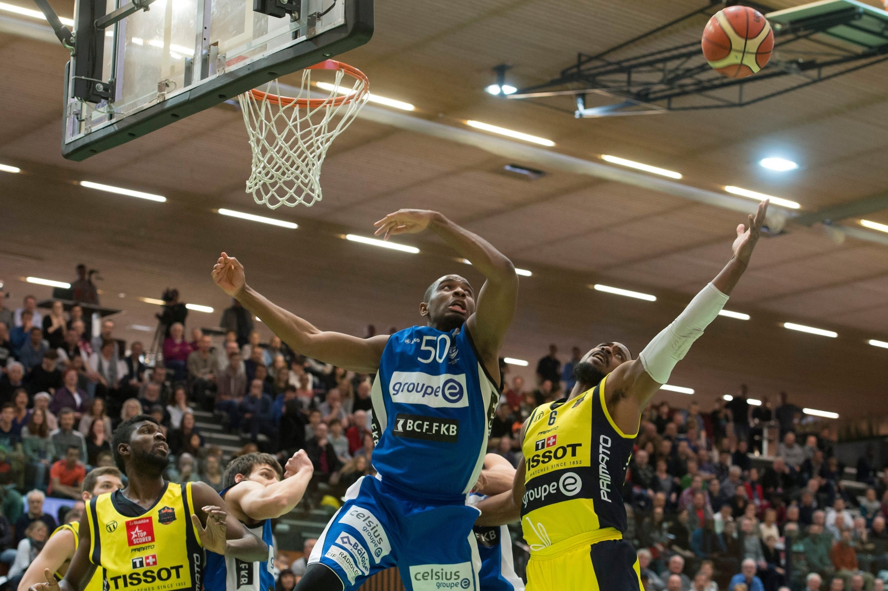 Basketball. Union Neuchatel- Fribourg Olympic

Andre Williamson (Fribourg) face a James Mathis (6)



Neuchatel, 17 01 2016

Photo : © David Marchon BASKETBALL