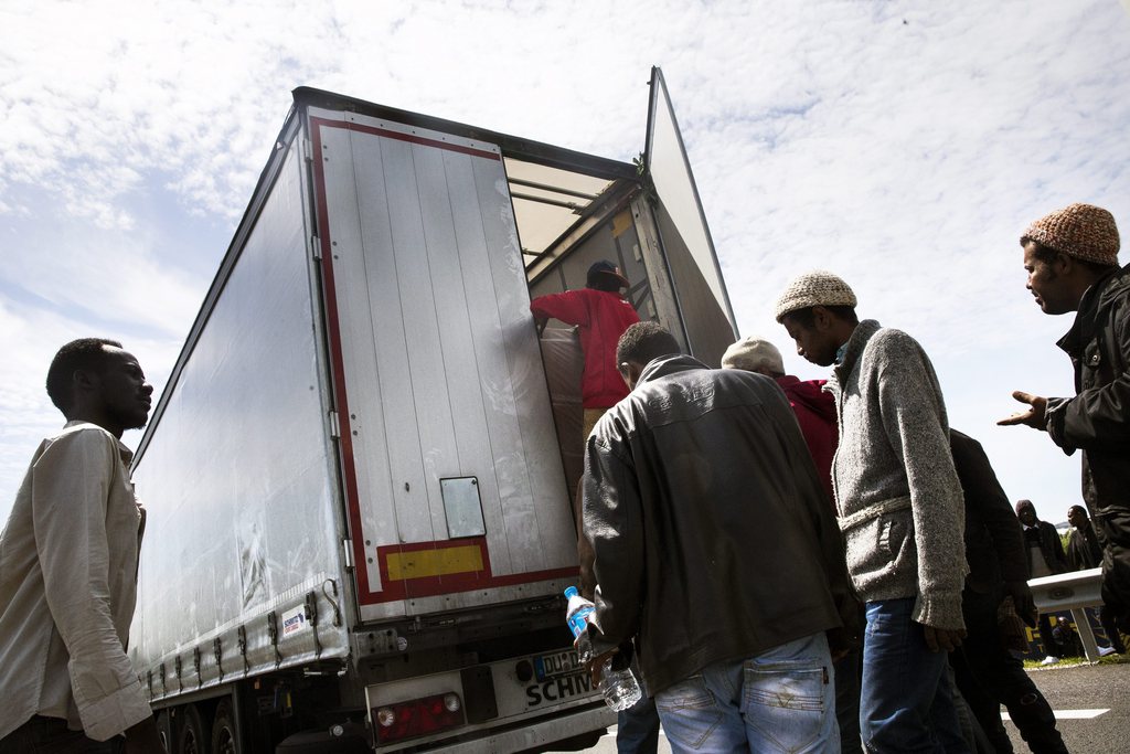 Des migrants tentent chaque jour de passer les frontières en se cachant dans des camions.
