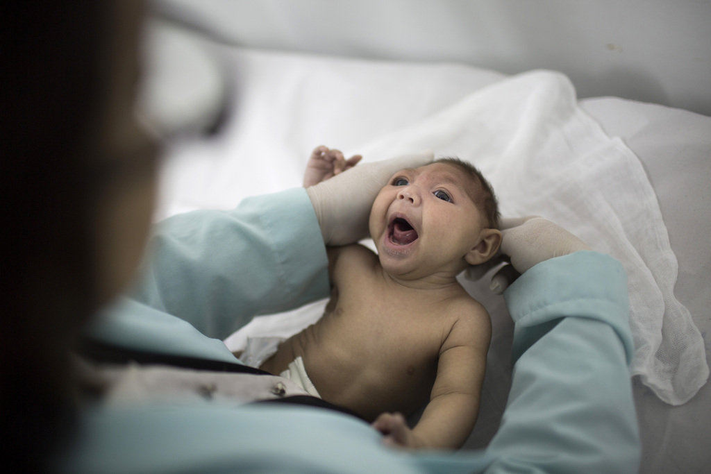 Le virus Zika peut provoquer des cas de microcéphalie chez le nouveau-né.