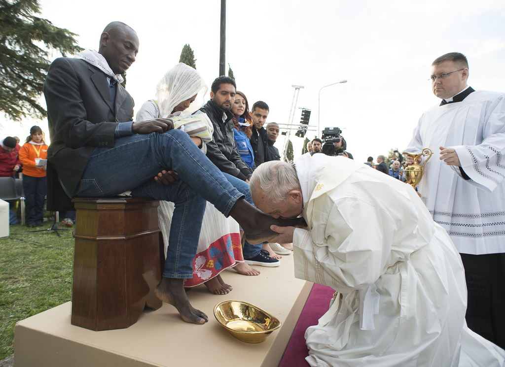 Au cours de cette messe célébrée en plein air, le pape s'est agenouillé devant les migrants et leur a lavé un pied avant de l'essuyer et de l'embrasser. 
