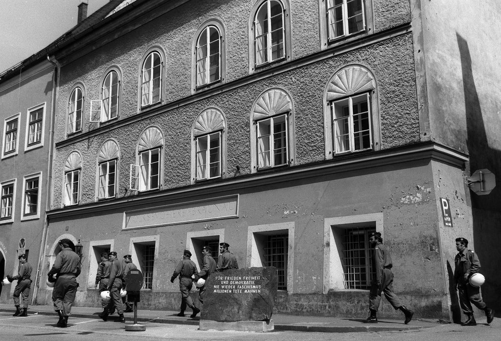 Chaque année, au moment de l'anniversaire d'Adolf Hitler, des antifascistes manifestent devant la maison natale du 15, rue Salzburger Vorstadt.
