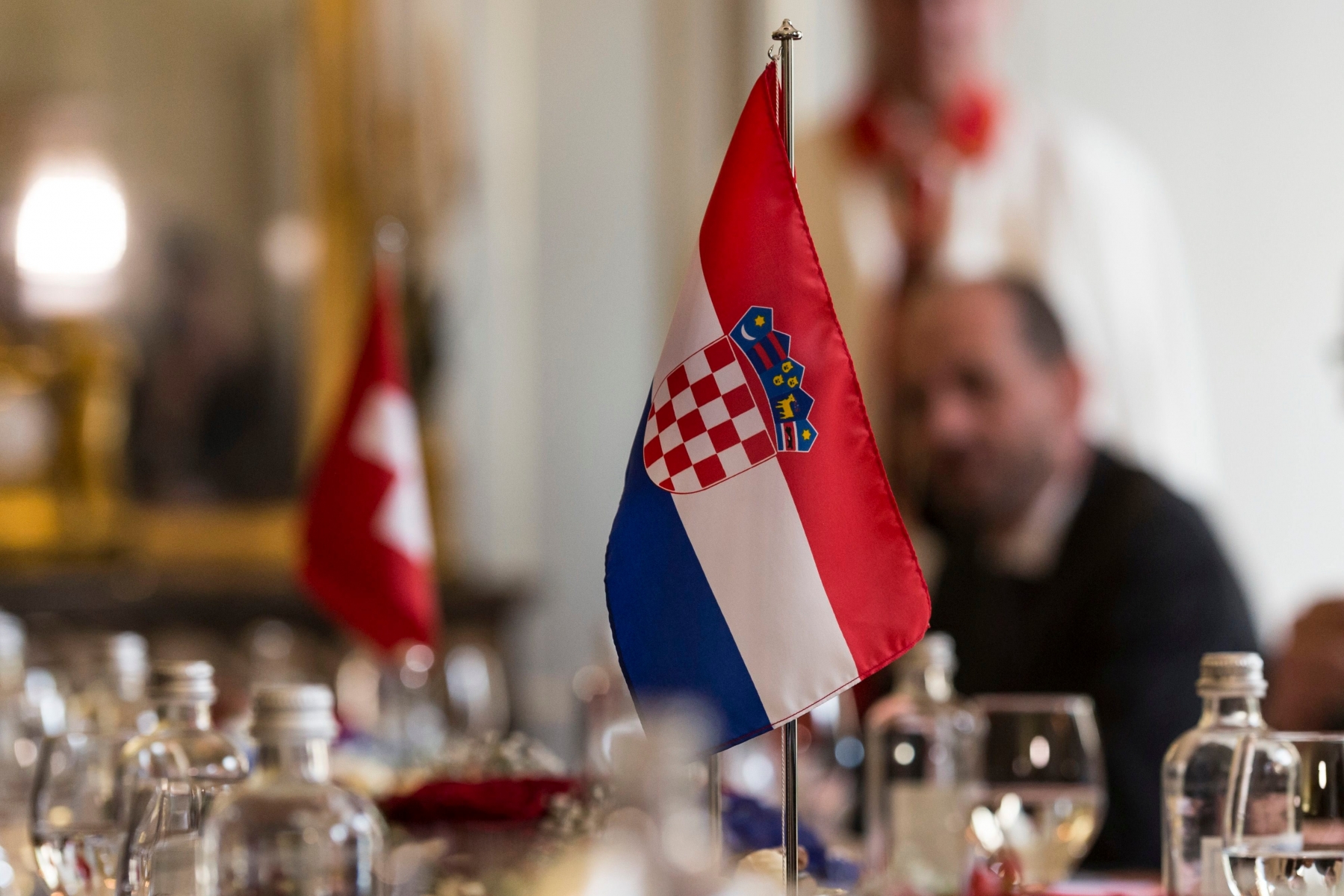 Croatian and Swiss flags are displayed on the conference table, as the two delegations meet for bilateral talks during the official visit of Ivo Josipovic, President of Croatia, in Kehrsatz, near Bern, Switzerland, on Thursday, June 19, 2014. (KEYSTONE/Alessandro della Valle) SCHWEIZ BESUCH KROATIEN