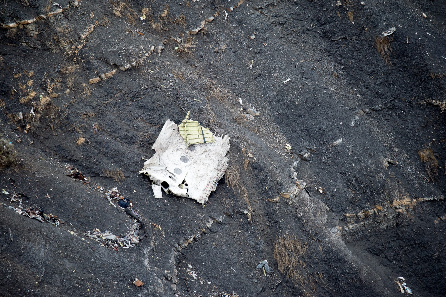 epa04678320 A handout photo provided by the French Interior Ministry on 25 March 2015 shows bit of the wreckage and debris on the mountain slopes after the crash of the Germanwings Airbus A320 over the French Alps, France, 25 March 2015. Search crews resumed helicopter flights around dawn on 25 March 2015 to the remote mountainside in southern France where Germanwings Flight 4U 9525 from Barcelona to Duesseldorf crashed after a rapid descent, likely killing all 150 people aboard on 24 March.  EPA/F. BALSAMO / SIRPA GENDARMERIE / MINISTERE DE L'INTERIEUR  HANDOUT EDITORIAL USE ONLY/NO SALES FRANCE PLANE CRASH