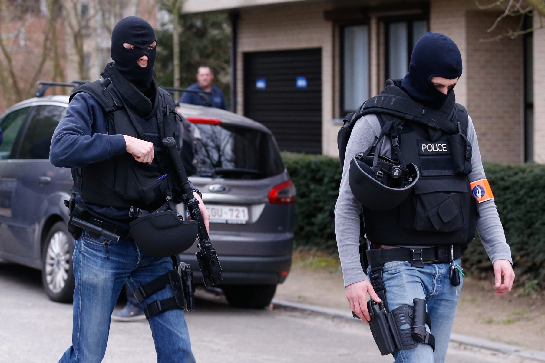epa05213035 Police officers take position during a police operation in Forest, Brussels, Belgium, 15 March 2016. A major police operation was underway after shots were fired during an anti-terror raid in Brussels. Three officers were lightly injured, police said. The raid was linked to the 13 November Paris Attacks. It was confirmed by the French Interior Minister that French Police were taking part in the operation alongside their Belgian colleagues.  EPA/LAURENT DUBRULE BELGIUM POLICE RAID SHOOTOUT