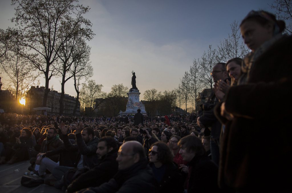 Les militants de "Nuit Debout" occupent chaque soir depuis un mois la Place de la République à Paris.