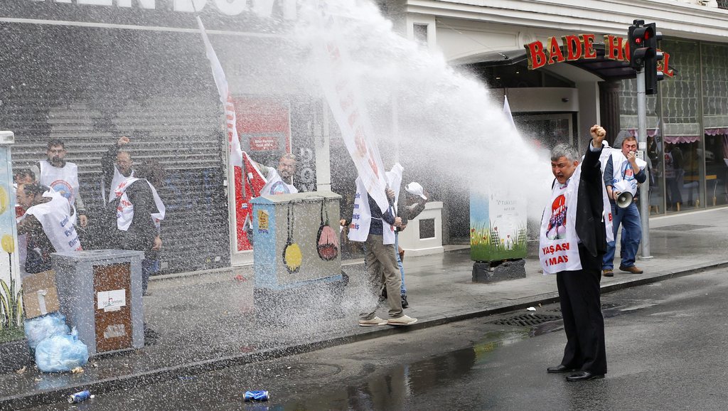 A Istanbul, la police a fait usage de gaz lacrymogènes et de canons à eau pour disperser des manifestants.