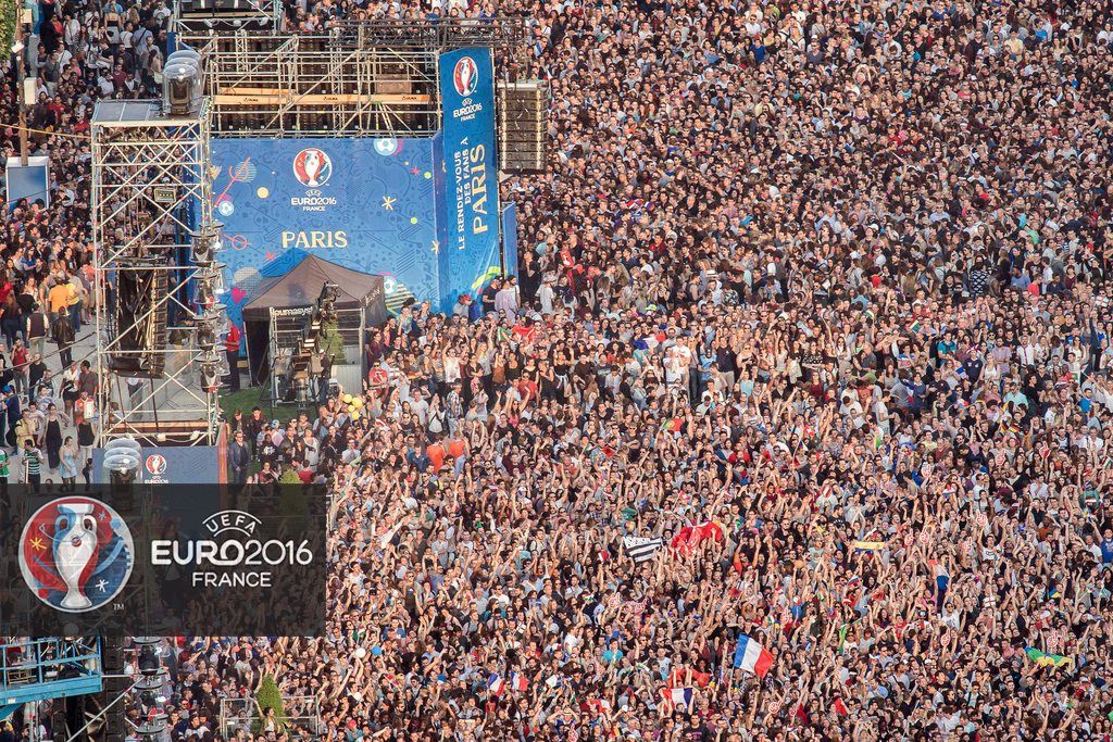 Plus de 80'000 personnes se sont rassemblées jeudi soir au pied de la Tour Eiffel.