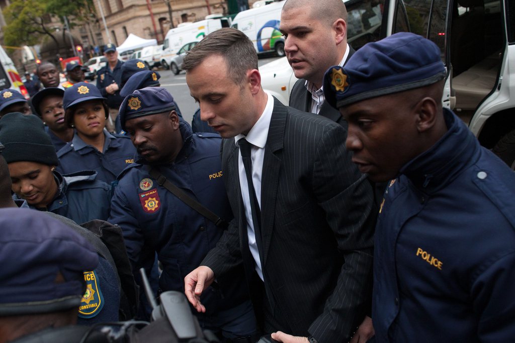Oscar Pistorius, vêtu d'un costume sombre, est arrivé lundi matin à la Haute Cour de Pretoria, au milieu d'une nuée de caméras. 
