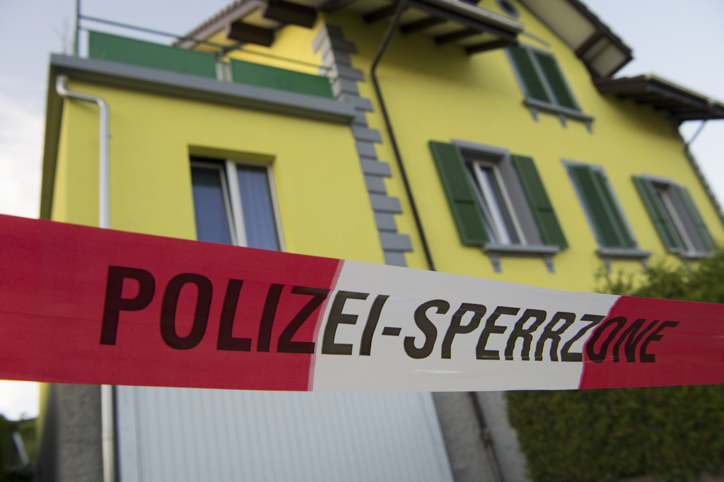 Deux individus auraient été vus après les coups de feu quittant la maison où se sont déroulés les faits à Winznau (SO).