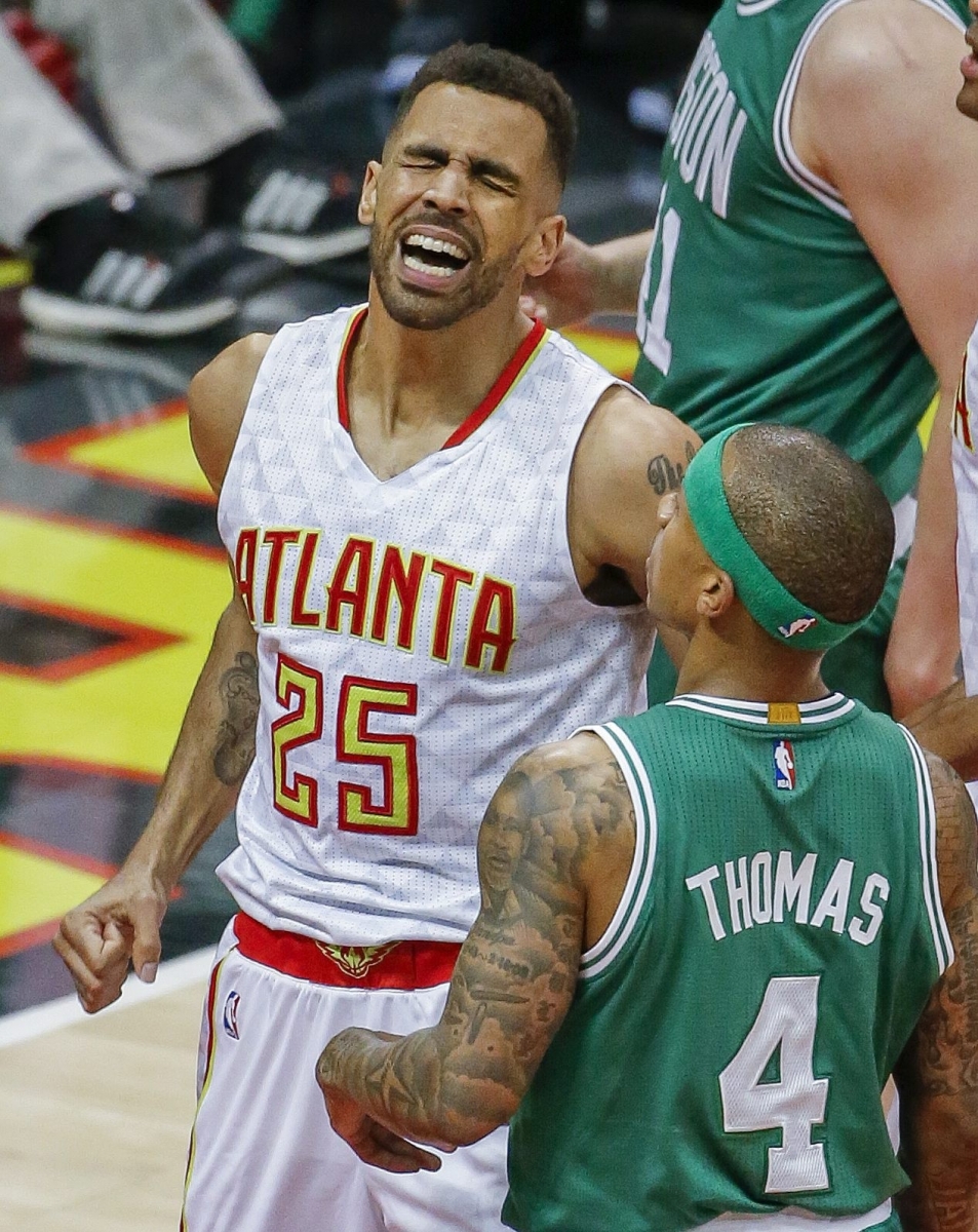 epa05278962 Atlanta Hawks forward Thabo Sefolosha (L) of Switzerland reacts against Boston Celtics guard Isaiah Thomas (R) during the first half of game 5 of their NBA Eastern Conference first round playoff series at Philips Arena in Atlanta, Georgia, USA, 26 April 2016.  EPA/ERIK S. LESSER CORBIS OUT USA BASKETBALL NBA PLAYOFFS