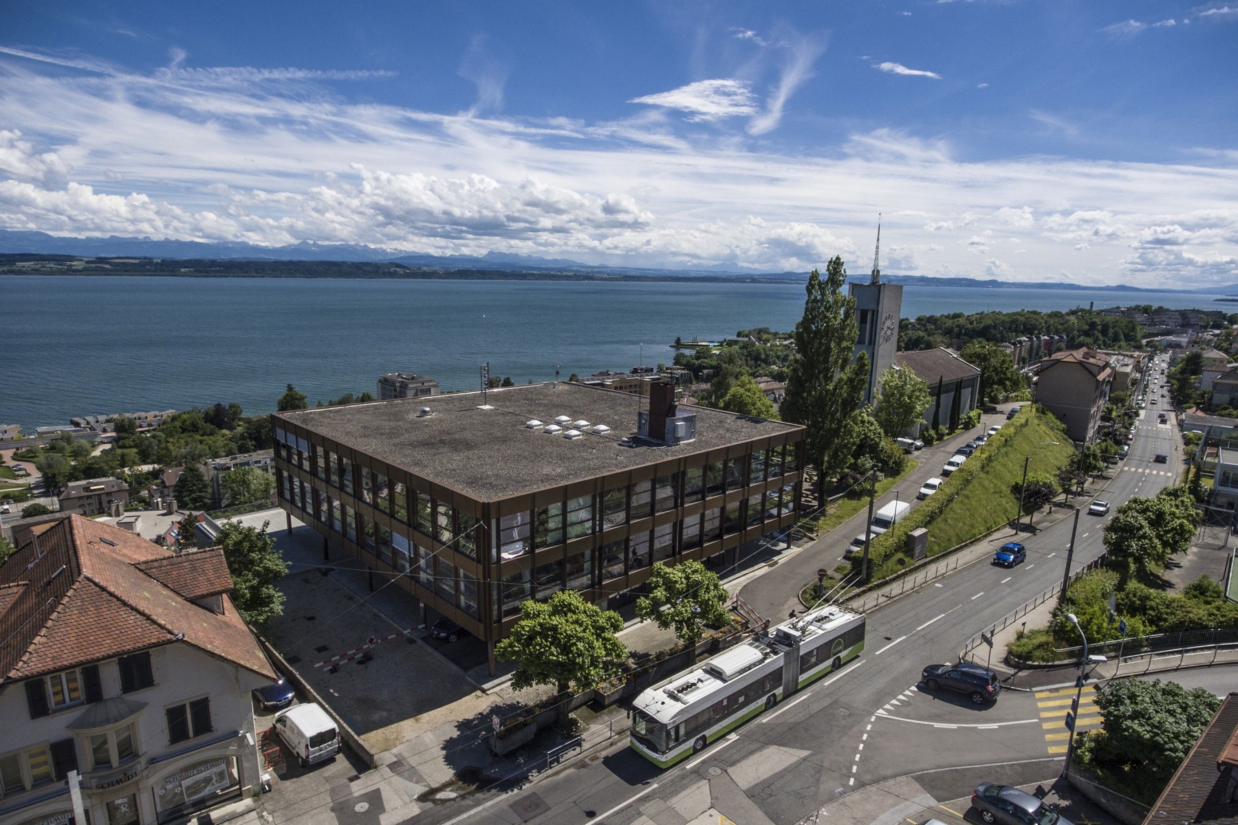 Quelques 1'000 mètres carrés de panneaux photovoltaïques seront installés sur le toit de l'école de la Coudre à Neuchâtel.