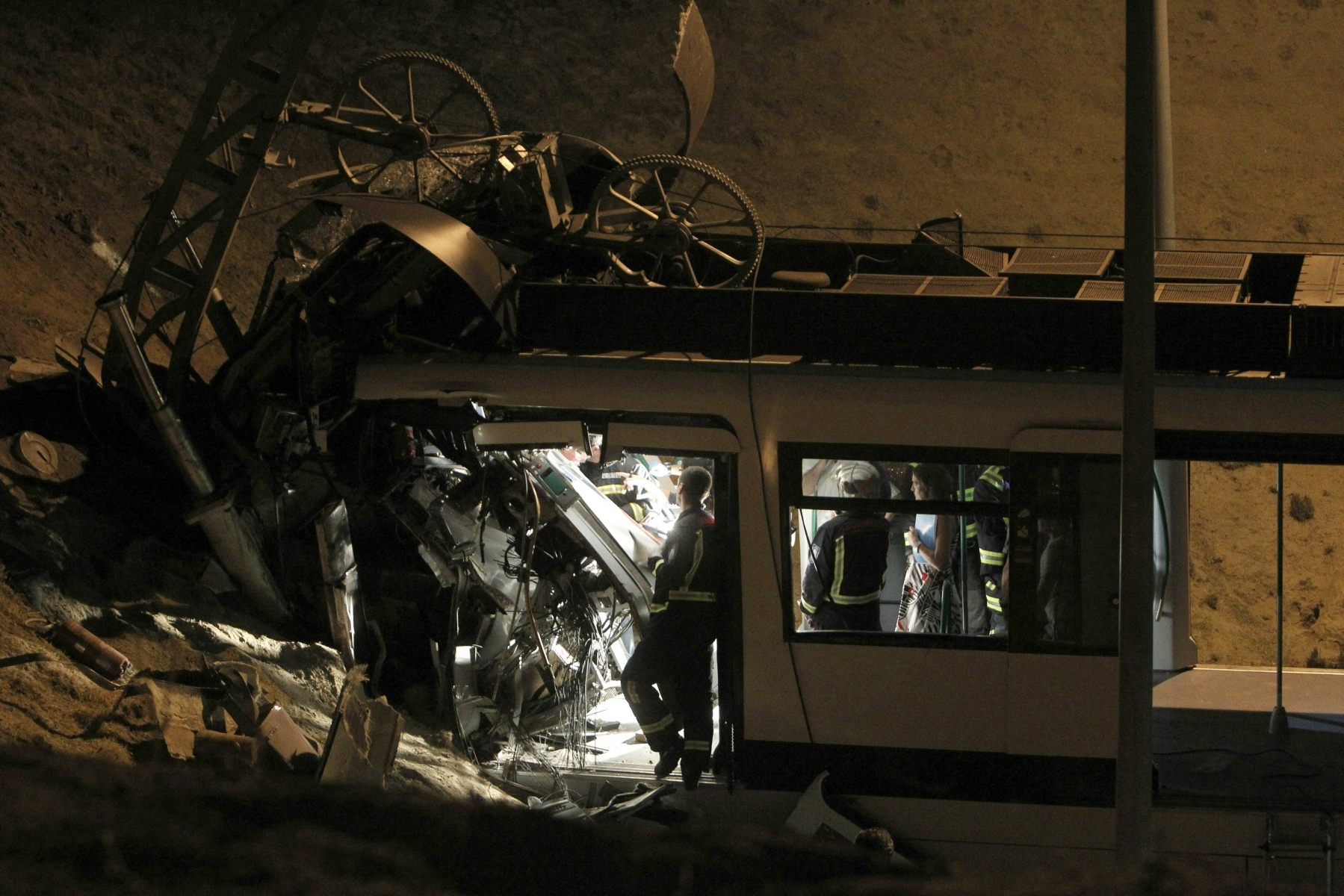 epa03349100 A subway train crashed at Loranca train depot in Madrid, Spain, 07 August 2012. Two persons died in the accident and two were injured.  EPA/KIKO HUESCA