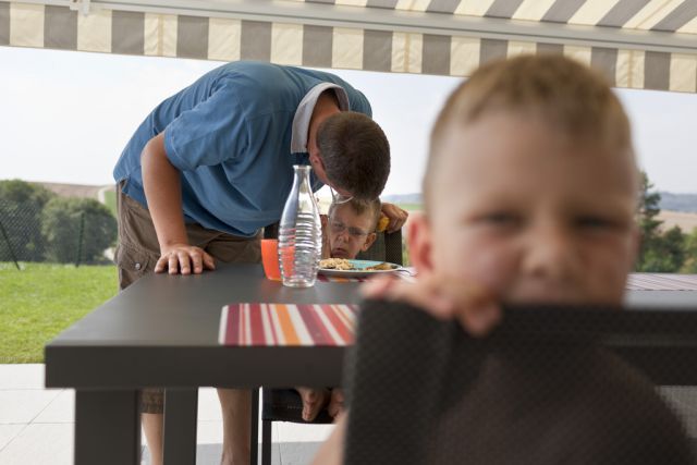 Les enfants ayant un contact avec leur père auraient moins de problèmes du comportement.