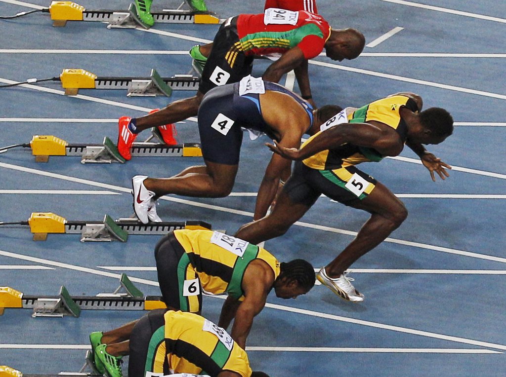 Usain Bolt, troisième depuis le bas, lors de son faux départ en finale du 100 m des championnats du monde de Daegu en Corée du Sud. La disqualification de Bolt n'aura pas permis de comparer les deux coureurs. Yohan Blake, deuxième depuis le bas, a été sacré champion du monde.