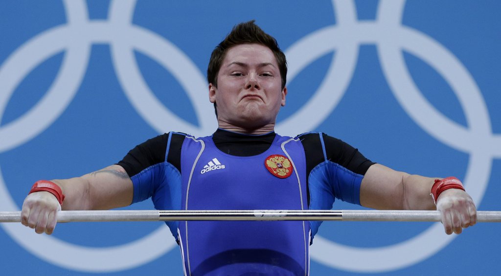La Russe Natalya Zabolotnaya lors de l'épreuve d'haltérophilie chez les -75 kg.